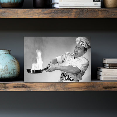 1950 s, homme frénétique, poêle à frire sur le feu portant un chapeau de chef et un tablier, art mural rétro classique rétro