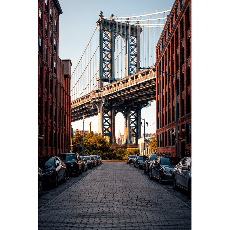 Pont de New York, au milieu de la rue, H 24 po x l 16 po x P 1,5 po