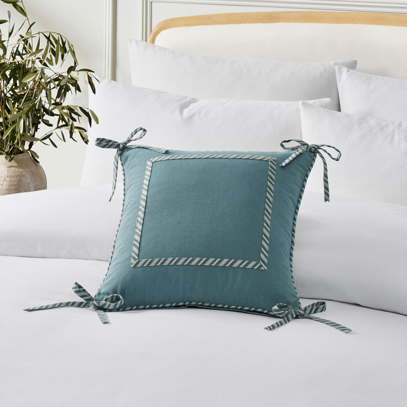 Coussin décoratif bleu avec nœud papillon Ted Baker