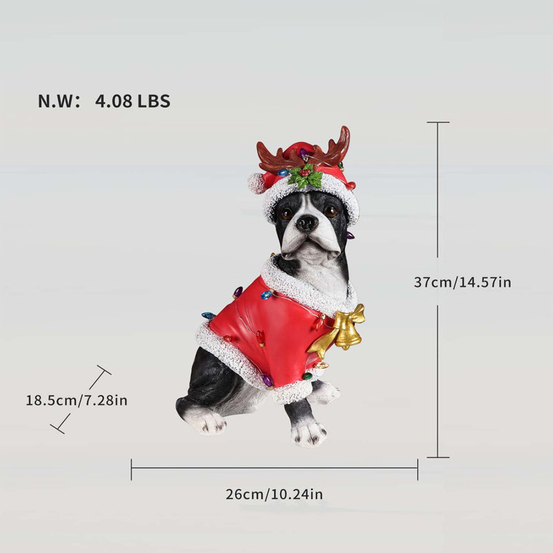 Charmante statue de Boston Terrier déguisée en Père Noël, idéale pour les décorations de Noël et les mises en scène joyeuses.