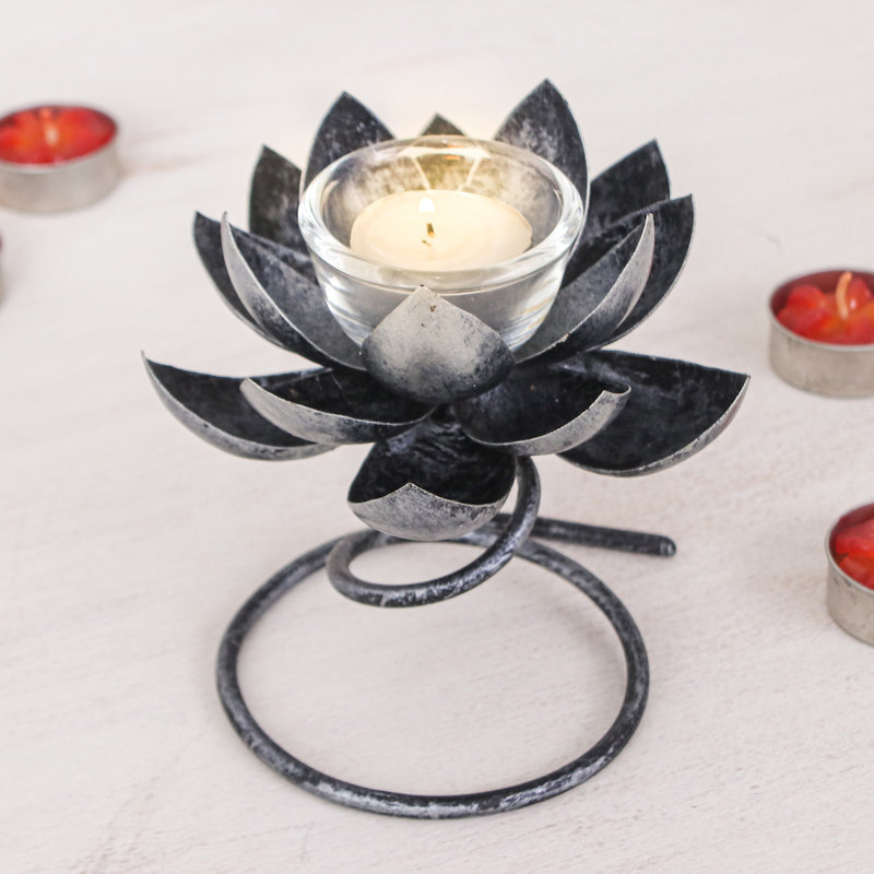 Photophore en fer et fer à la main Novica Lotus