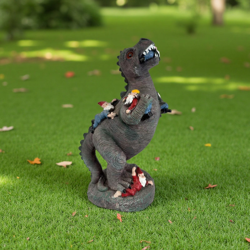 Chimpanzé et statues naines