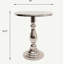 Table d'appoint | Table d'appoint décorative | Table de bout en aluminium martelé au fini nickel avec plateau en verre | 20 x 20 x 25,5 po | Table d'appoint unique pour le salon