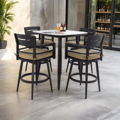 Ensemble de bar d'extérieur moderne 5 pièces, table carrée ronde en pierre frittée et 4 chaises de bar pivotantes, structure en aluminium antirouille, noir Ember, plateau d'inspiration marbre, plaque pivotante à roulement, pieds fuselés, coussin Sunbrella