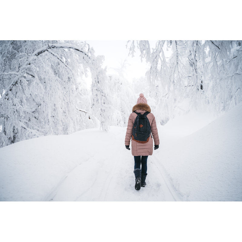Jeune femme explorant les montagnes balkaniques par Urbazon, H 12 po x l 18 po