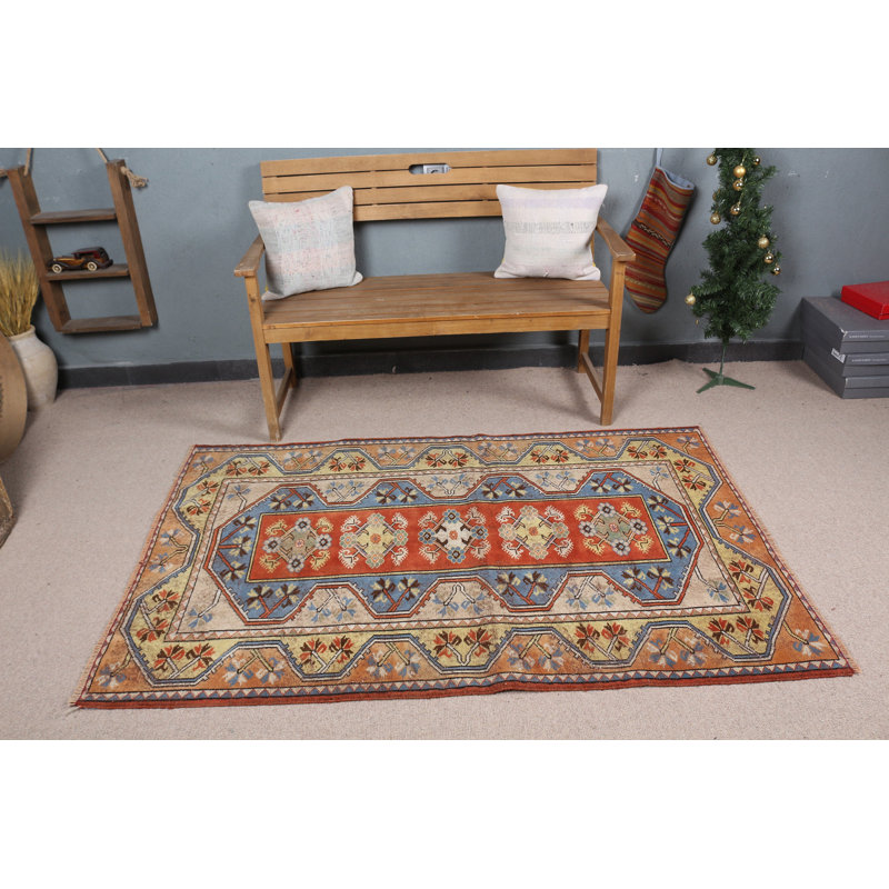 Découvrez une touche d'élégance unique dans votre espace de vie avec ce tapis bleu turc antique