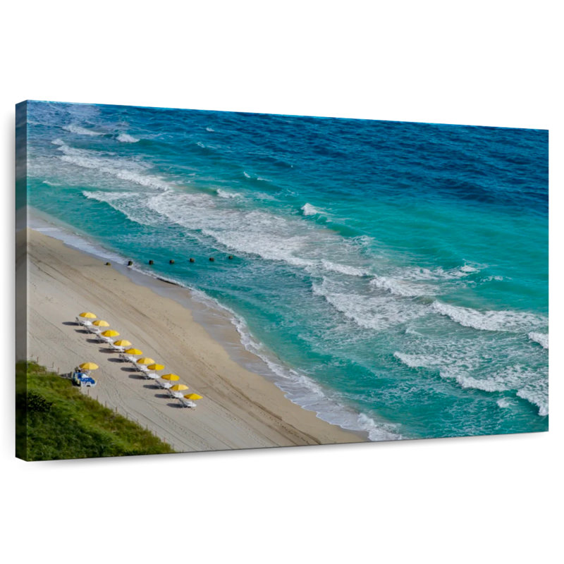 Parasols jaunes Gillard sur la plage, H 34 po x l 51 po