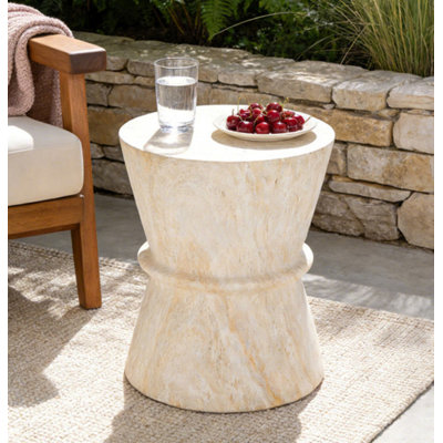 Table d'appoint d'extérieur en forme de sablier, table d'appoint contemporaine en béton avec texture de pierre simulée, table de bout d'extérieur pour salon, jardin.