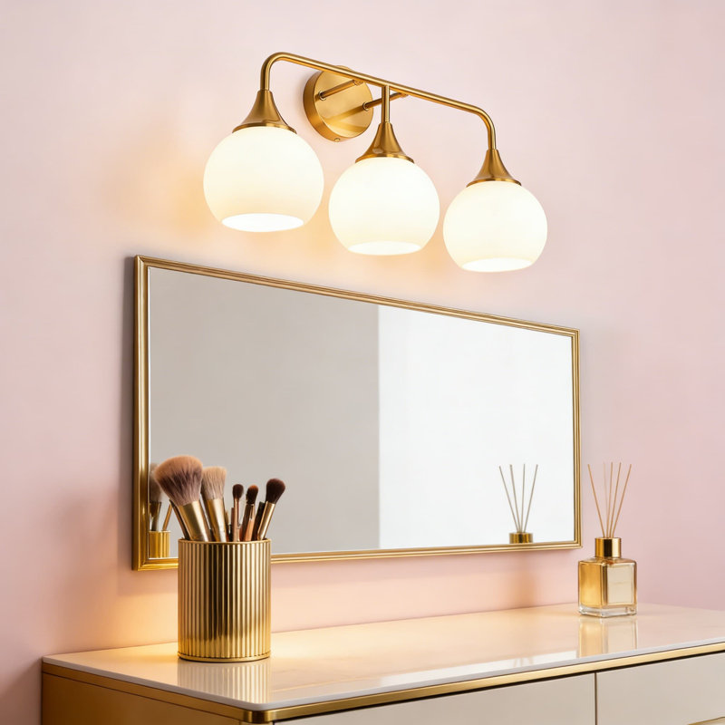 Luminaire de meuble-lavabo moderne à 3 lumières avec abat-jour en verre blanc laiteux, applique murale en or brossé pour éclairage en miroir, installation câblée (ampoules non incluses)