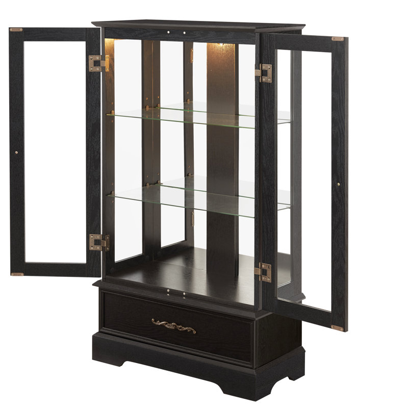 Vitrine rétro en verre avec pieds incurvés élégants et poignées en métal chics, noire, idéale pour une entrée ou une décoration intérieure. Éclairage intégré, fond miroir à 360°, 1 tablette fixe en bois + 2 tablettes réglables.