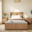 Structure de lit simple en bois de chêne naturel avec banc de rangement intégré au pied de lit, 4 tiroirs, tête de lit, robuste, aucun sommier requis, style Mid-Century moderne-2130104442-2130104440
