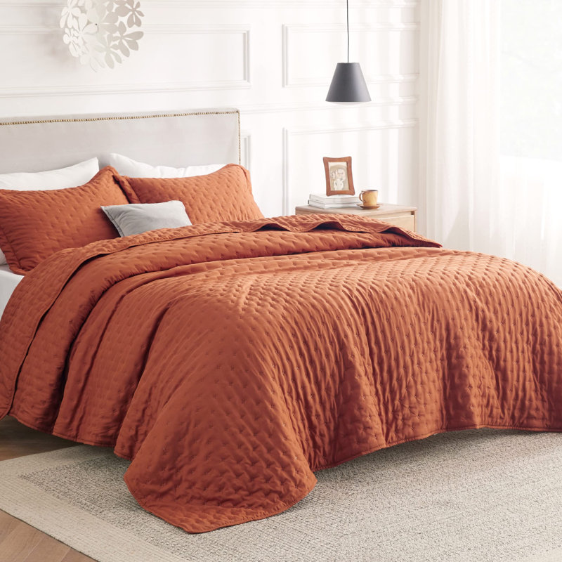 Bedsure Quilt Set for Dorm Decor, Lightweight All-Season Comforter, Bedspread Coverlet with Clover Pattern, Red Orange