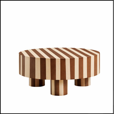 Table basse ronde en bois au fini naturel, idéale pour un salon à la fois élégant et fonctionnel.