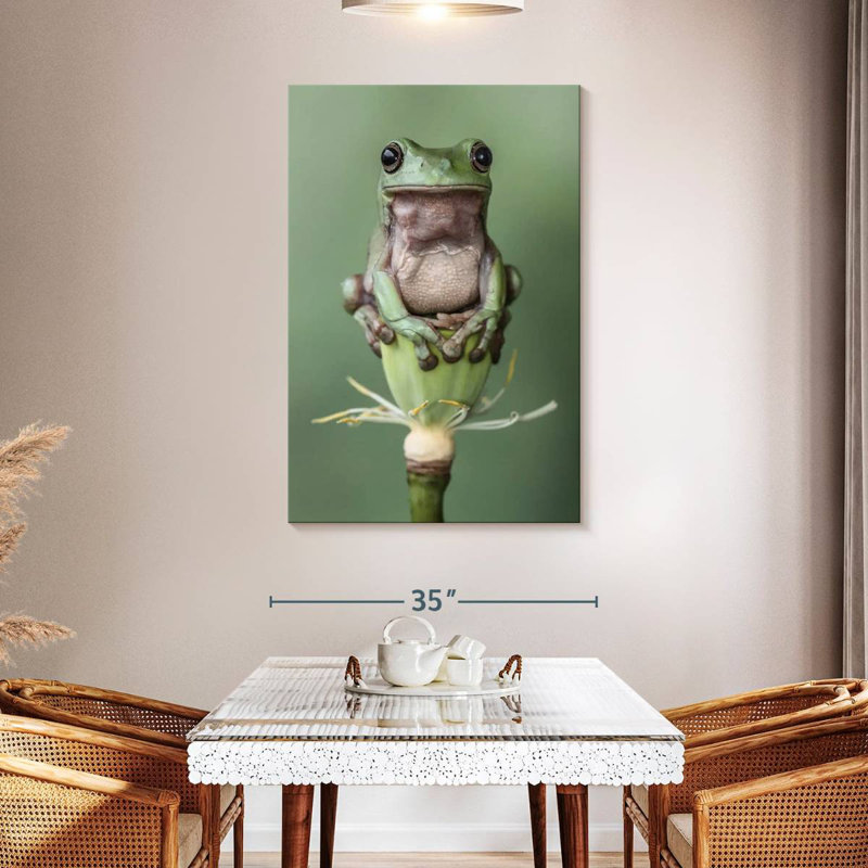 Grenouille rousse sur une fleur de lotus, H 48 po x l 32 po