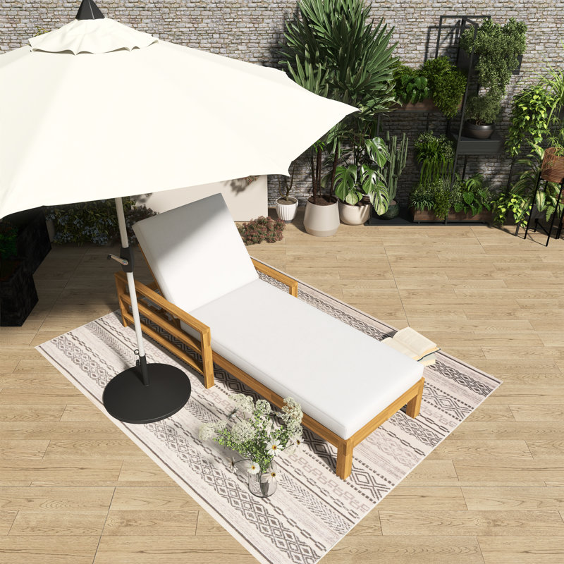 Chaise longue d'extérieur en bois beige avec dossier réglable