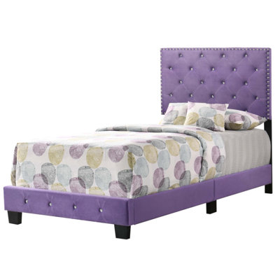 Luxueux lit rembourré en velours avec capitonnage en faux cristal et accents chromés, parfait pour un décor de chambre à coucher élégant.