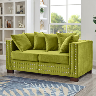 Velours avec esthétique moderne, accoudoirs carrés clous argentés, structure solide et housses de coussin amovibles avec design, rangement sous les coussins