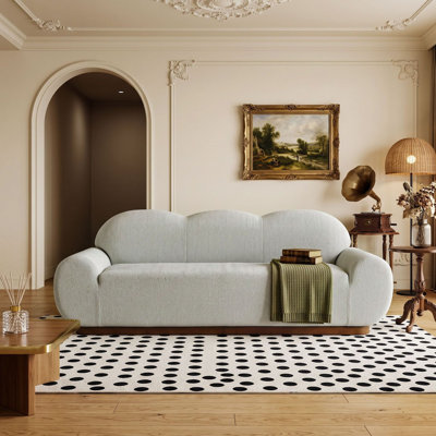Canapé 3 places Cloud incurvé de 224 cm (88 po), recouvert de tissu capitonné, avec accoudoirs arrondis, coussins en mousse haute densité et base en fer.