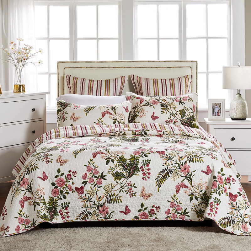 Butterflies Reversible Quilt Set, Full/Queen Quilt + 2 Standard Shams