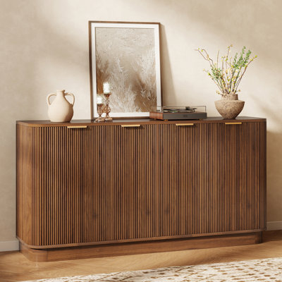 Buffet cannelé de 63 po Lyed, crédence à 4 portes avec tablettes réglables, buffet brun élégant et buffet pour la salle à manger