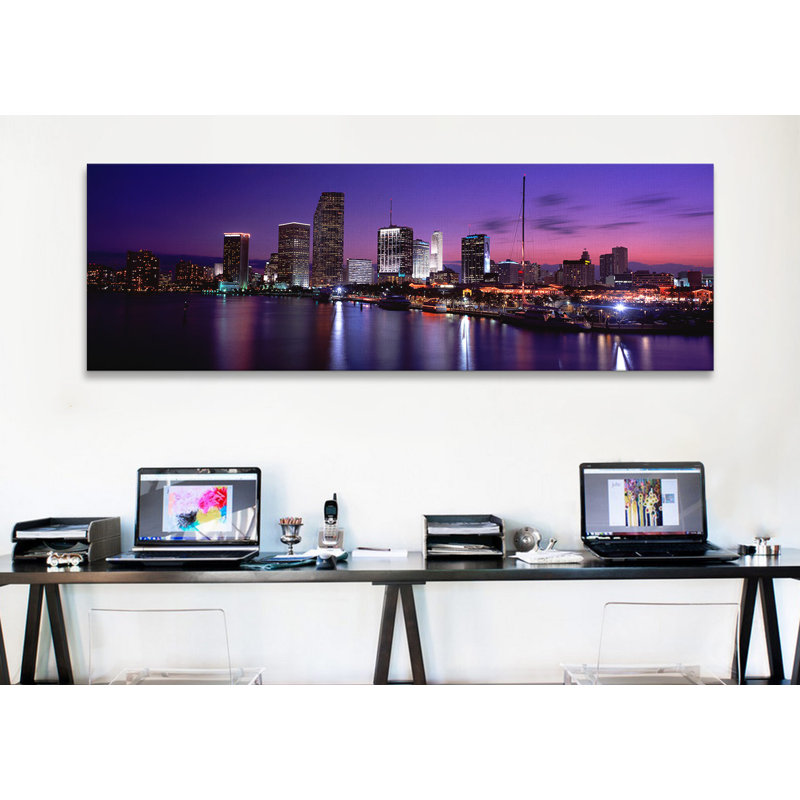 «Night Skyline Miami, Florida», reproduction de photo sur toile, H 24 po x l 72 po x P 1,5 po, Toile tendue