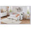 Lit plateforme simple en bois avec bureau et tablette de rangement à l'extrémité du lit-218531240