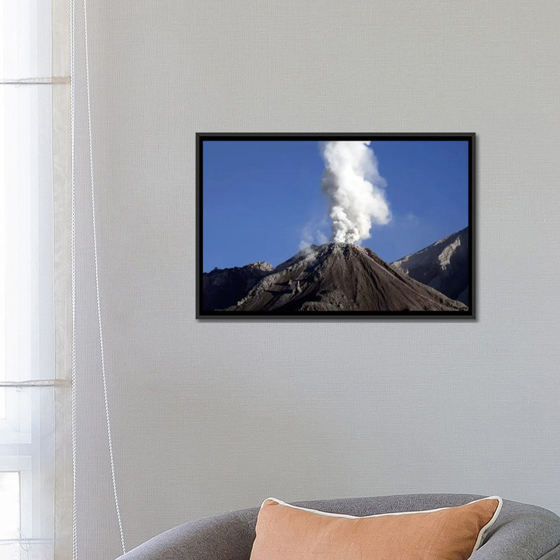 «Santiaguito Eruption, Guatemala» par Martin Rietze, reproduction sur toile tendue, H 18 po x l 26 po x P 1,5 po