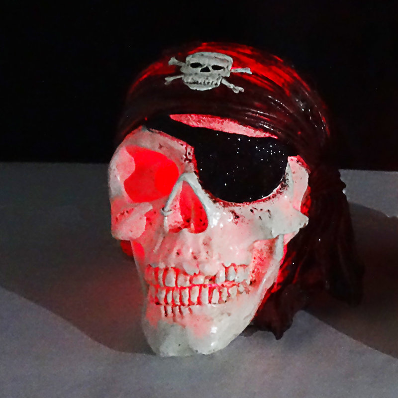 Tête de pirate squelette de 6 po de hauteur avec lumières DEL à changement de couleur, décoration de crâne d'Halloween pour un affichage intérieur ou extérieur