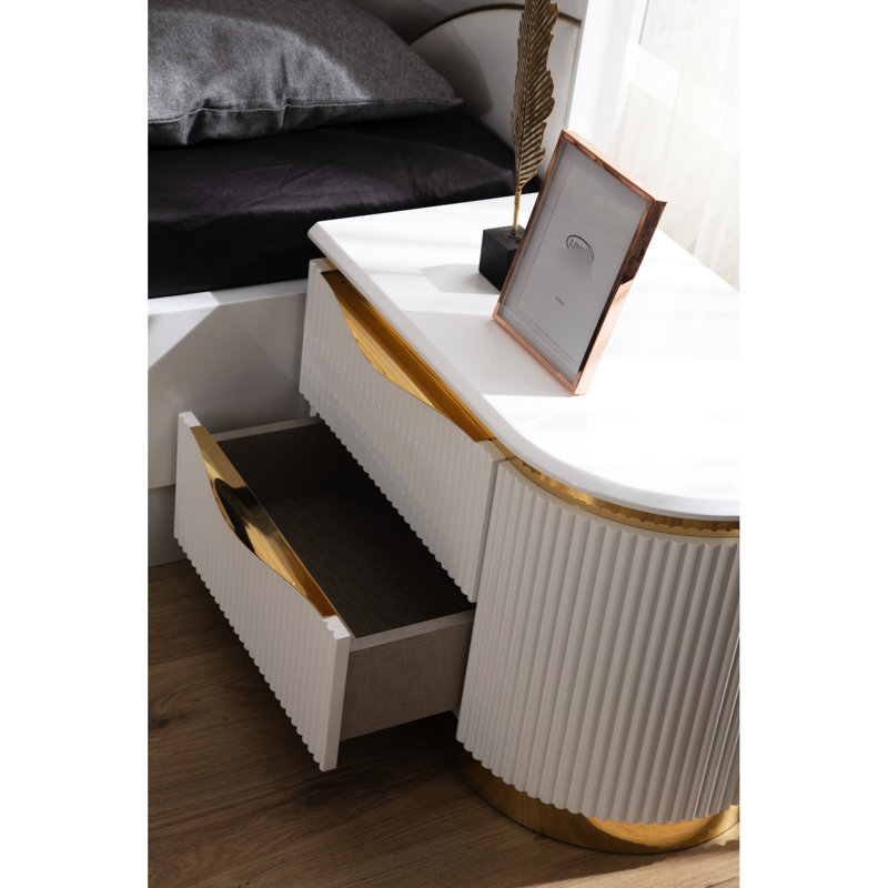 2 tables de chevet blanches avec poignées dorées uniques pour une utilisation dorée dans la chambre à coucher