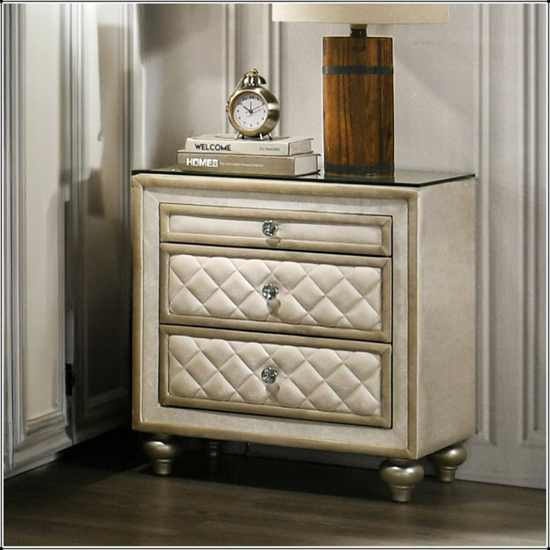 Élégante table de chevet à 2 tiroirs avec un design capitonné et des boutons en cristal, parfaite pour ajouter du luxe à n'importe quelle chambre à coucher.