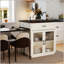 Îlot de cuisine extensible avec table coulissante, supports de rangement et prise de courant pour 2 à 6 personnes, finition grain de bois noyer