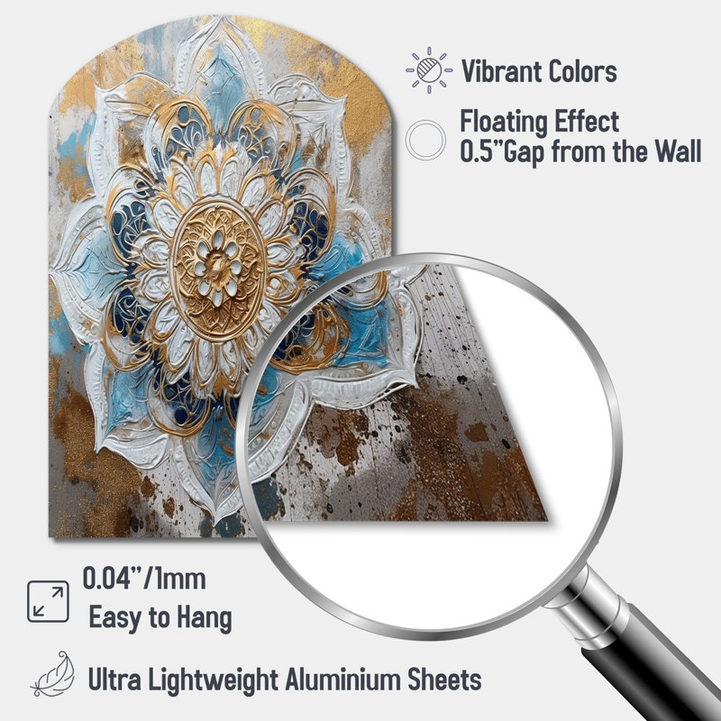 «Blue and Gold Mandala I» - Boho Mandala Arch, décoration murale en métal asymétrique traditionnelle, H 43 po x l 33 po