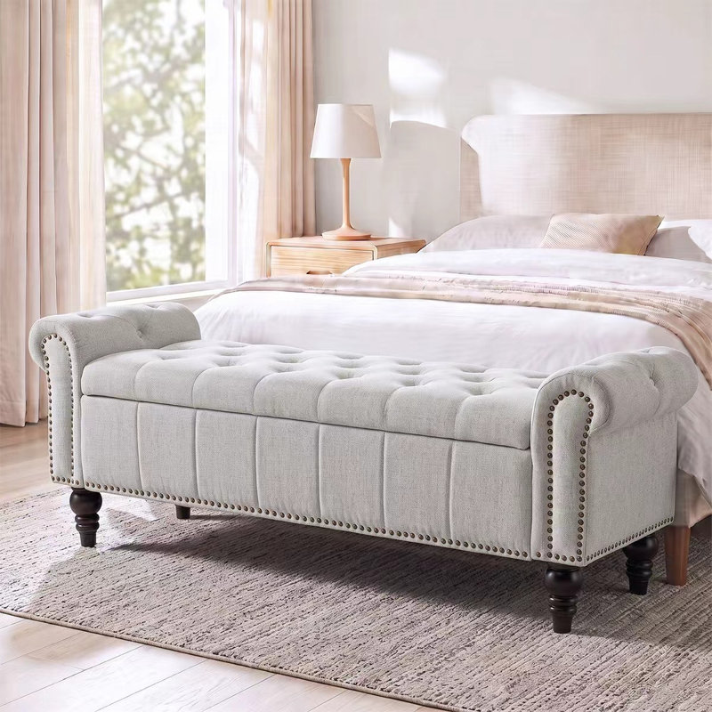 Banc de rangement rembourré de 59 po de largeur avec pieds en bois massif et garniture cloutée 59 po, Argent