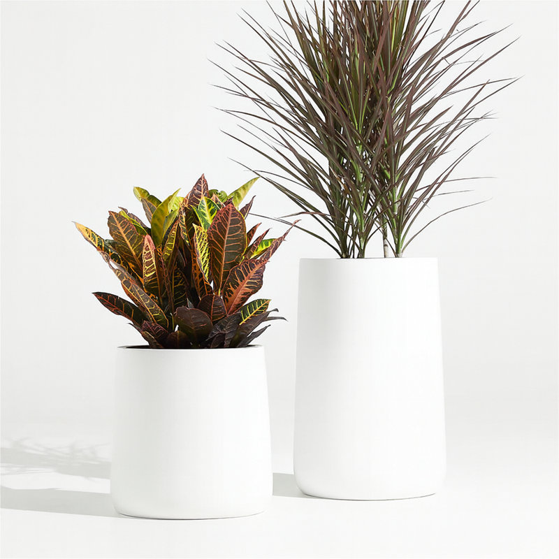 Petit pot à fleurs d'intérieur / extérieur de qualité conique en fibre de verre H 13 po x P 12,6 po Kute Nest - blanc Santorini - ouverture de pot 10 po