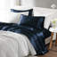 Drap simple en satin - luxe froissé - confort. Convient aux matelas de 16 po. Comprend 1 drap plat, 4 taies d'oreiller et 4 taies décoratives. Doux et soyeux, apaisant pour les poils. Bleu foncé, 100%. Laver à froid pour préserver-117581327
