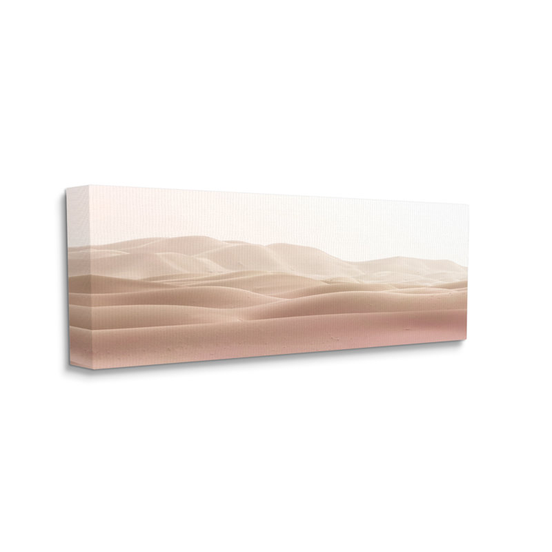 «Pink Sunburnt Sandy Dessert Distant Hills Landscape», art mural par Kim Allen, H 13 po x l 30 po