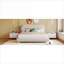 Lit plateforme rembourré en molleton beige avec finition polaire, grand lit pour le repos quotidien de la chambre à coucher avec un style moderne doux et incurvé