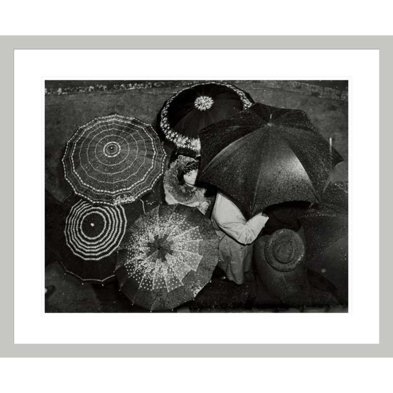 [Les gens avec des parapluies Greenwich Village New York] par Weegee - Impression sur toile, 23.5" H x 28.67" W