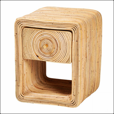 Table de chevet bohémienne en rotin naturel à 1 tiroir avec tablette ouverte, parfaite pour le rangement et le décor élégant d'une chambre à coucher.