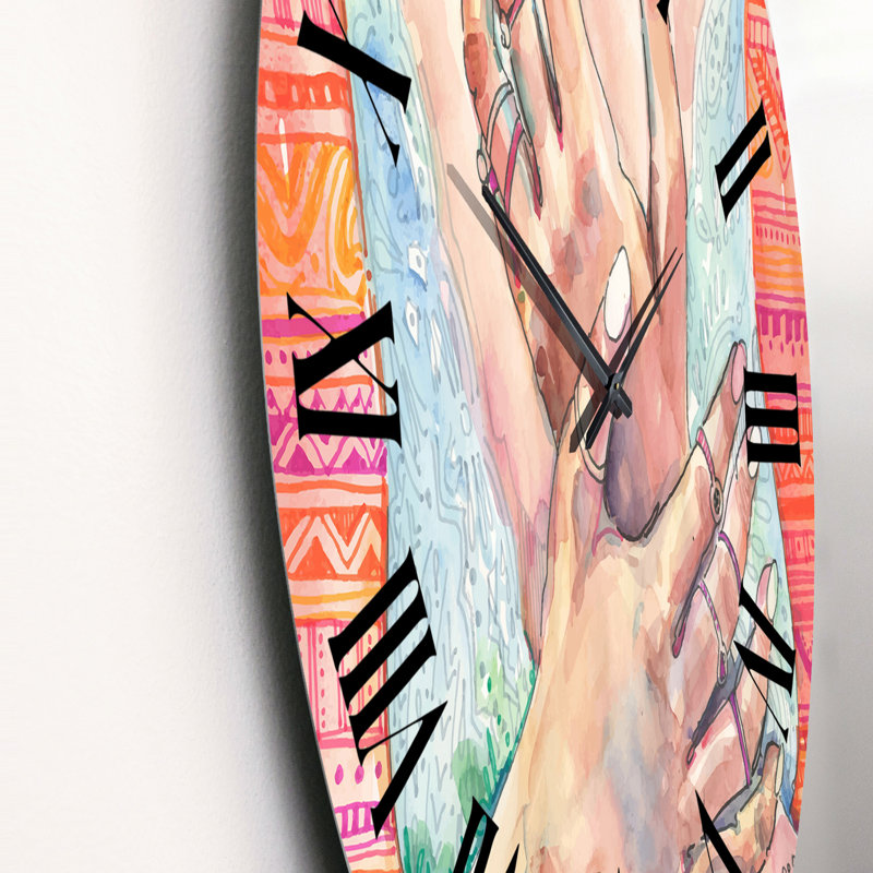 Détail d'une femme mains sur une horloge murale glamour, Petit