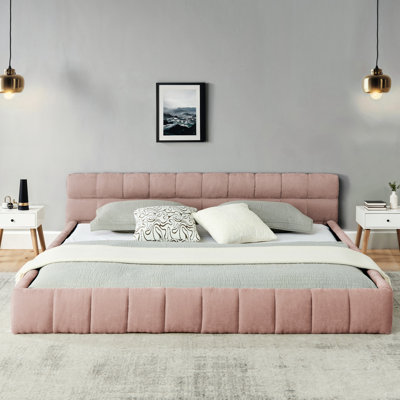 Très grand lit, lit plateforme tapissier rose avec tissu épais, tête de lit, ambiance de chambre à coucher élégante