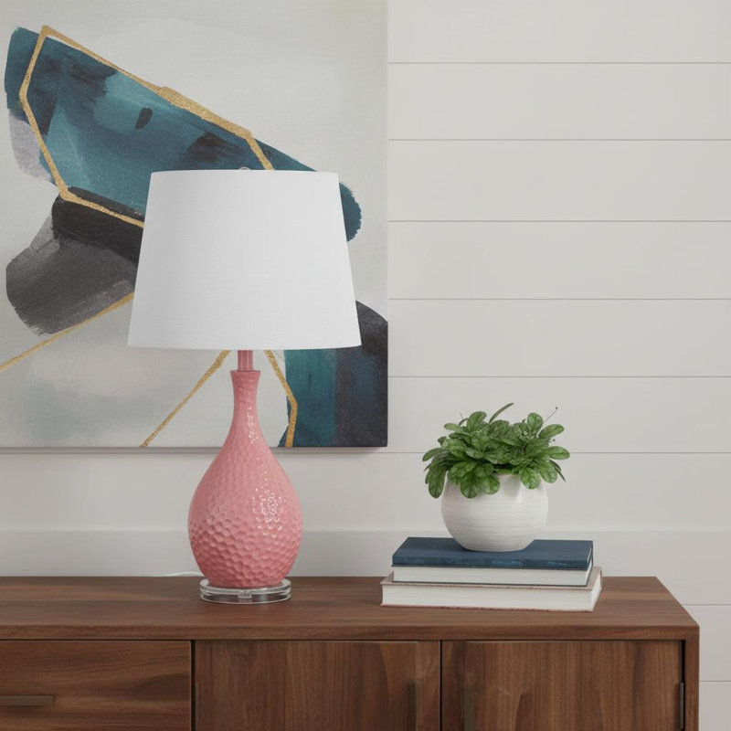 Lampe de table 28 po en forme d'urne martelée rose avec abat-jour tambour conique blanc