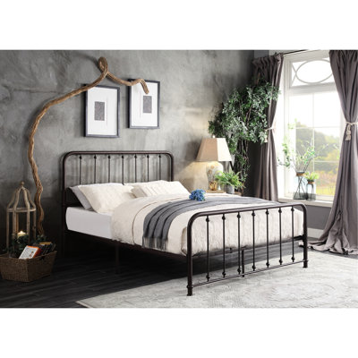 Très grand lit plateforme avec ornements dans un cadre en métal bronze foncé pour une chambre à coucher au look moderne