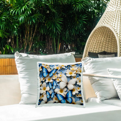 Coussin d'extérieur imprimé de papillons bleus et blancs par Yuri Khrushch
