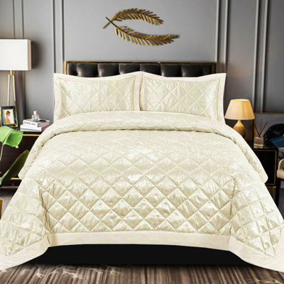 No Pattern Bedspread