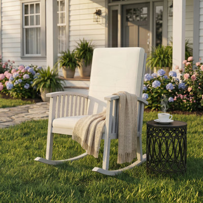 Chaise berçante en bois d'acacia au design ergonomique pour un confort et une détente ultimes, parfaite pour une utilisation intérieure et extérieure.