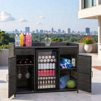 Armoire de rangement d'extérieur en osier avec bureau en verre trempé noir, espace pour réfrigérateur, 2 porte-bouteilles en verre, 2 grands tiroirs et tablettes réglables
