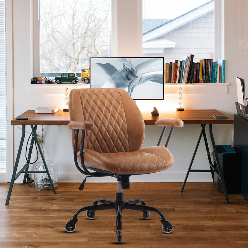 Chaise de bureau ergonomique à roulettes en caoutchouc avec soutien lombaire, hauteur réglable, pivotante et accoudoirs, en cuir marron.