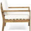 Fauteuil club en bois avec revêtement crème, au look sophistiqué et à la construction robuste.