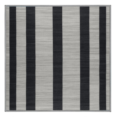 Tapis gris à rayures horizontales lavable à la machine